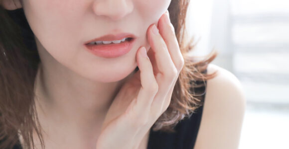 知覚過敏の治し方とは？自宅でできる対処法と歯科医院での治療を解説